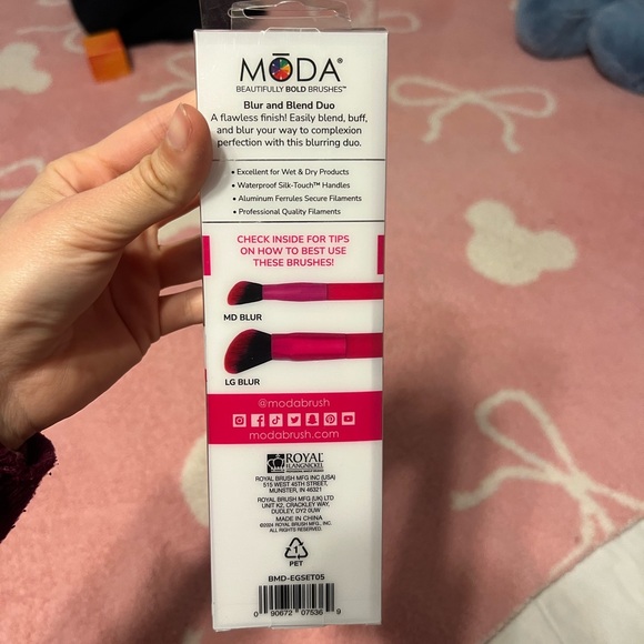 Moda Makeup Brushes - Picture 2 of 3